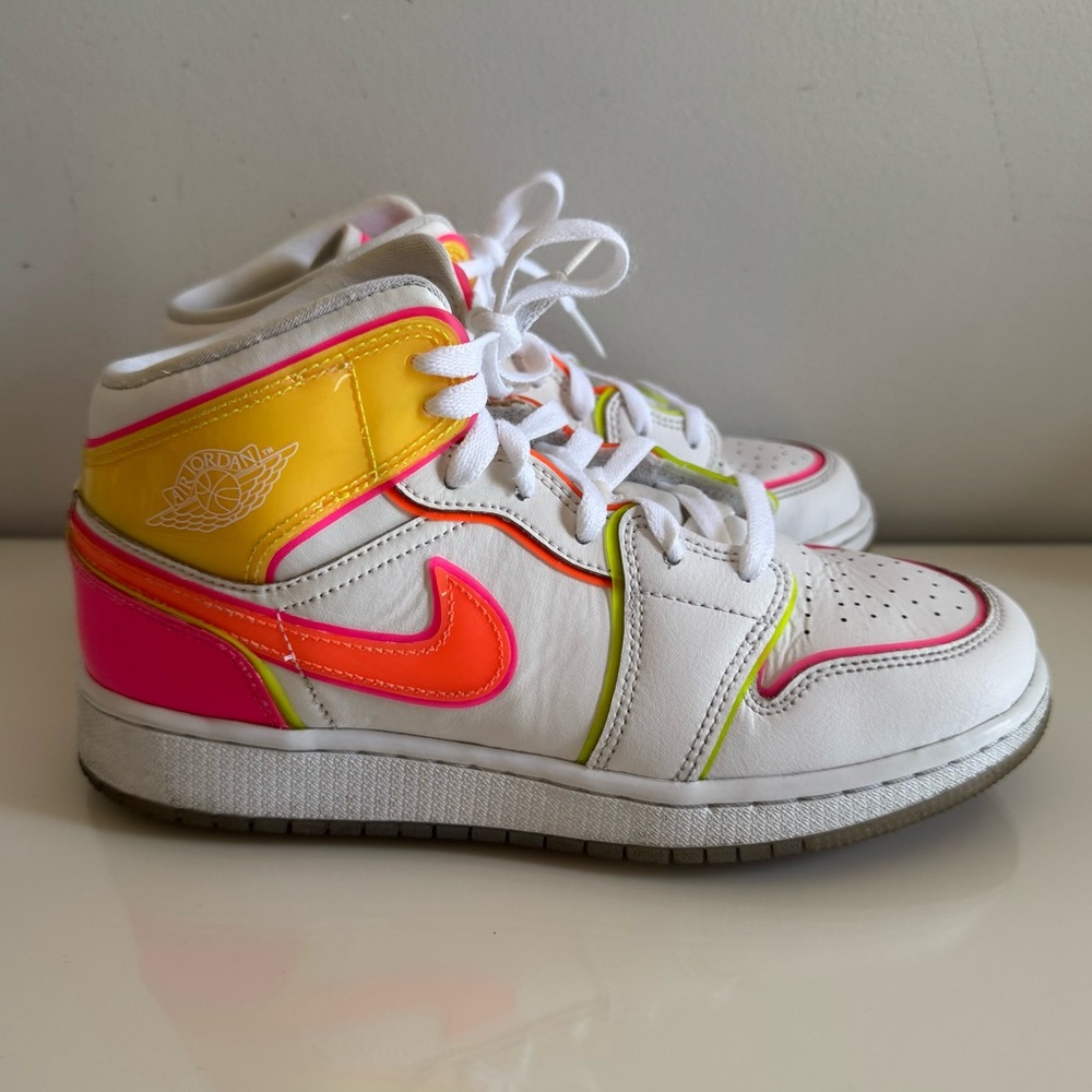 Air Jordan 1 Mid SE GS ‘Edge Glow’ - Picture 2 of 9